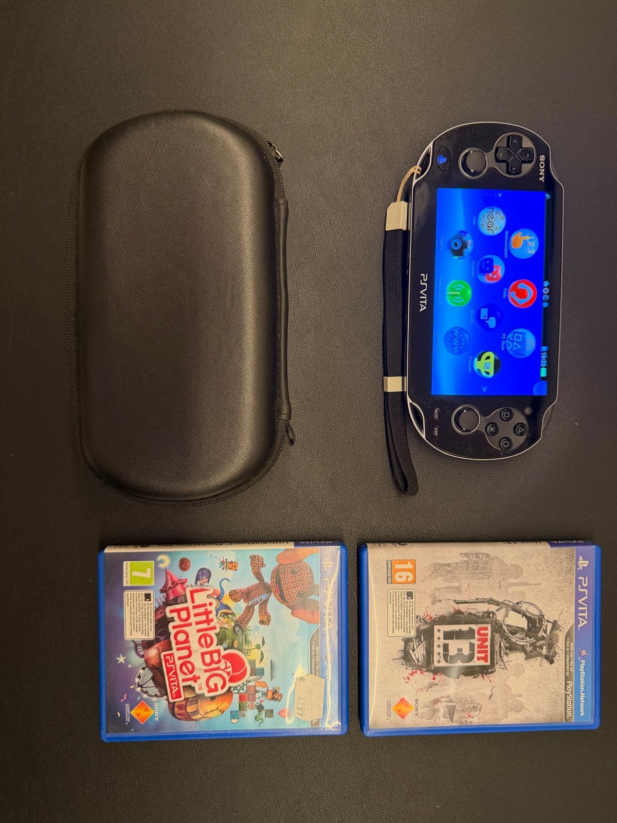 PS Vita met 2 games en hoesje, Ophalen, Zo goed als nieuw, Zwart, Met games