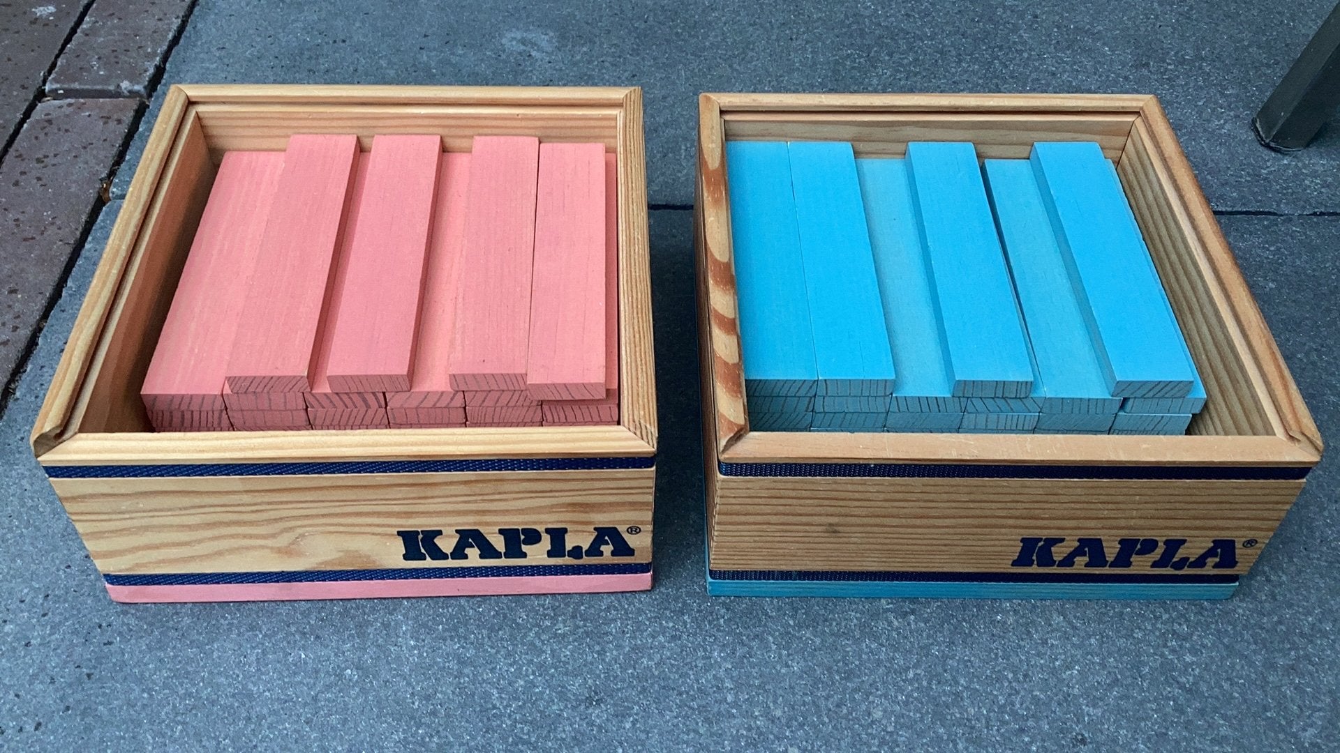 KAPLA 2 doosjes roze en lichtblauw, Ophalen, Gebruikt