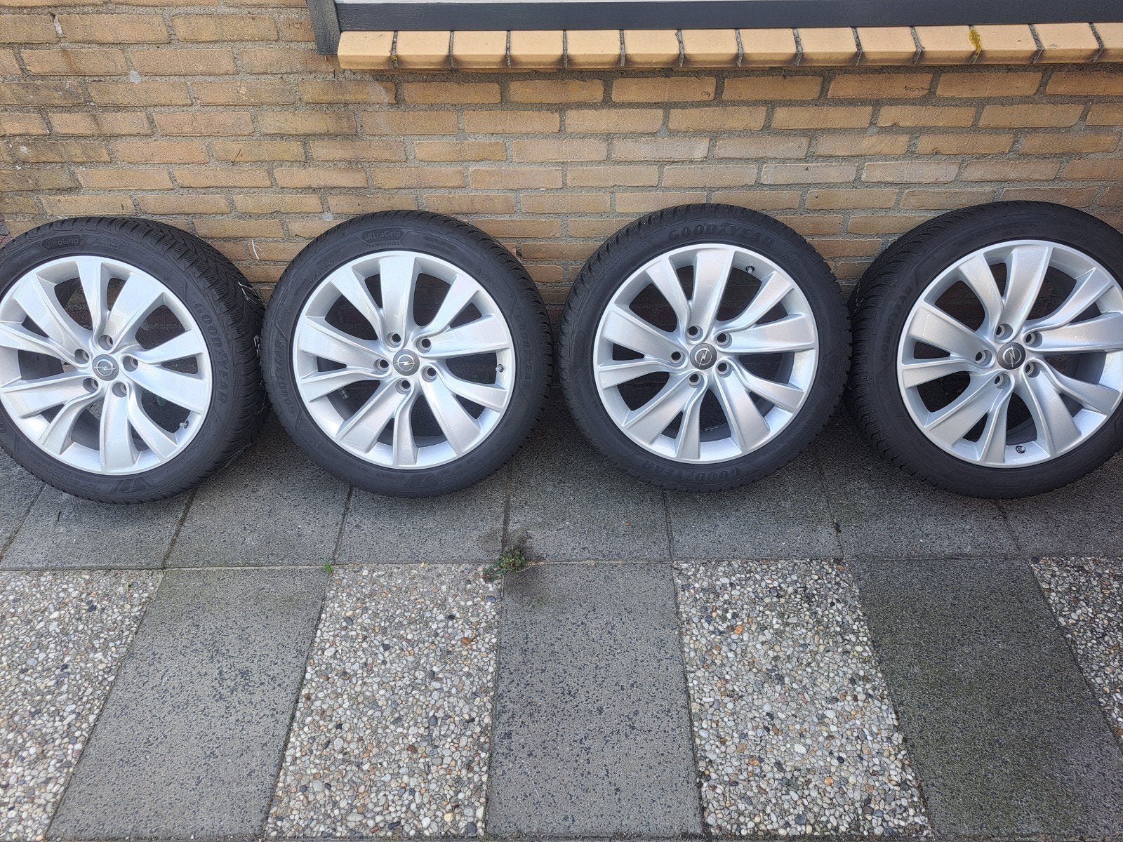 Opel 18 inch velgen met Goodyear winterbanden 235/45R18, Ophalen, 18 inch, Gebruikt, Banden en Velgen