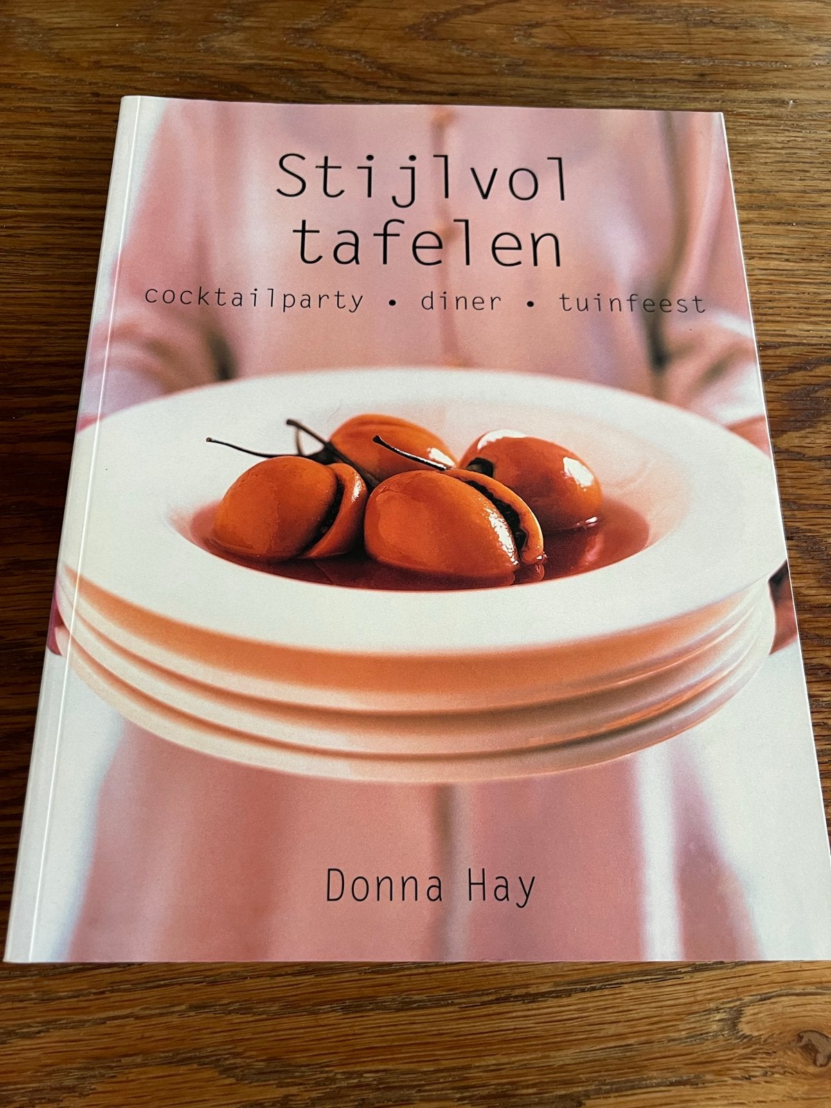 Stijlvol tafelen - Donna Hay (kookboek), Boeken, Kookboeken, Ophalen of Verzenden, Zo goed als nieuw, Overige gebieden, Voorgerechten en Soepen