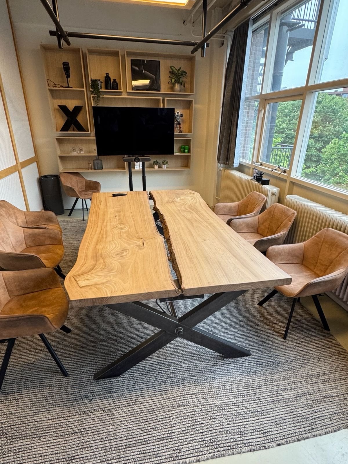 Robuuste eettafel met boomstam blad en metalen onderstel, Huis en Inrichting, Ophalen, Gebruikt, 100 tot 150 cm, 200 cm of meer