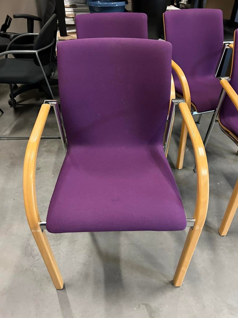 Vergaderstoel net even anders van kleur.  4 st.  € 120,-, Huis en Inrichting, Stoelen, Ophalen of Verzenden, Zo goed als nieuw