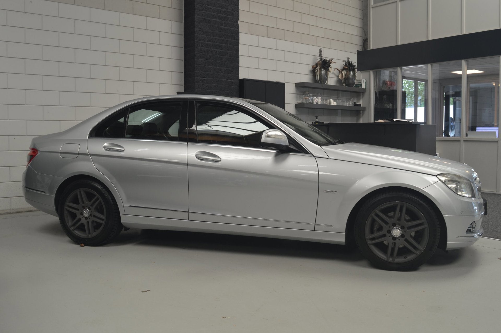 Mercedes-Benz C-klasse 180 K Avantgarde // PANO // TREKHAAK, Achterwielaandrijving, Gebruikt, Zwart, Origineel Nederlands
