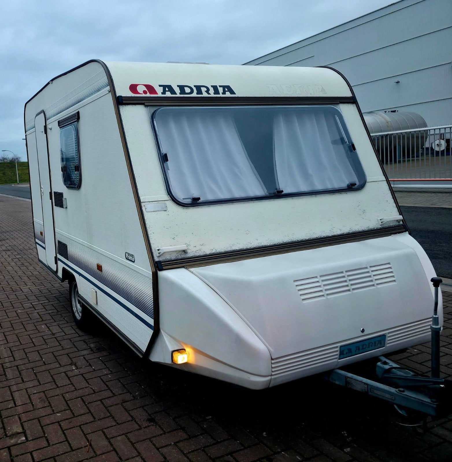 Adria 430 TD • Bouwjaar 1990 • Voortent • Toilet • Koelkast., Koelkast, Bedrijf, Treinzit, Adria