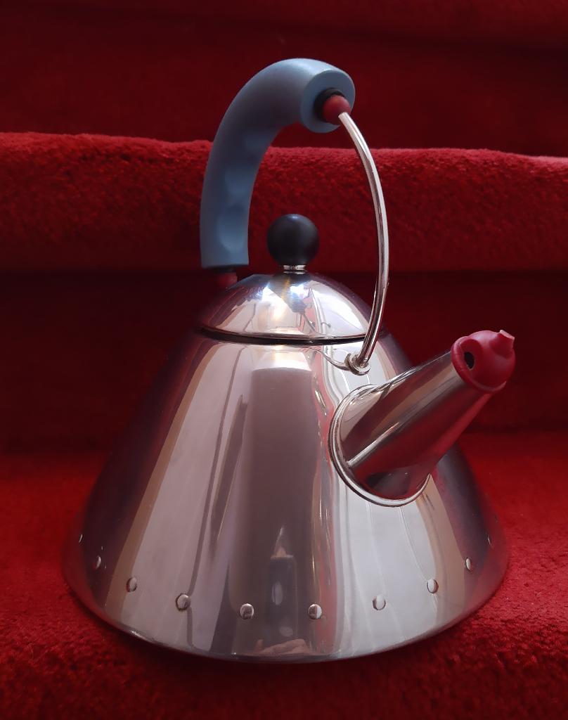 Alessi fluitketel met fluitje, Huis en Inrichting, Keuken | Keukenbenodigdheden, Theepot/fluitketel, Gebruikt, Zilver, Ophalen of Verzenden