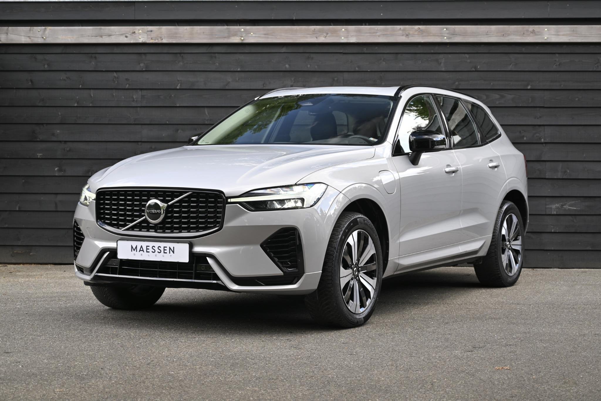 Volvo XC60 2.0 T6 Plug-in hybrid AWD Plus Dark Pano | 360, Auto's, Automaat, Stof, Gebruikt, Euro 6