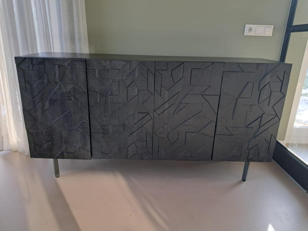 Woood counter dressoir zwart, Huis en Inrichting, Kasten | Dressoirs, Ophalen, Met plank(en), 150 tot 200 cm, Zo goed als nieuw