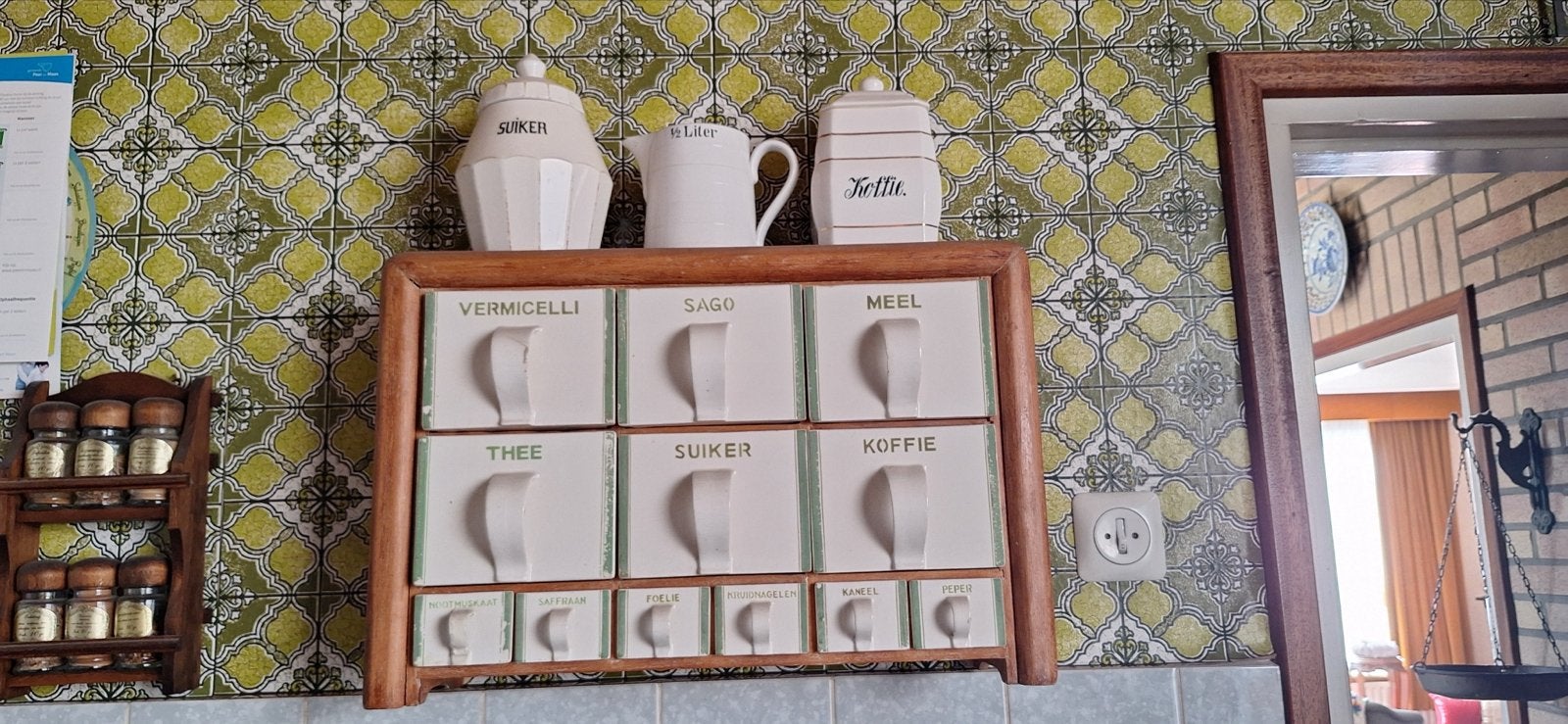 Vintage kruidenrek met voorraadpotten, Ophalen