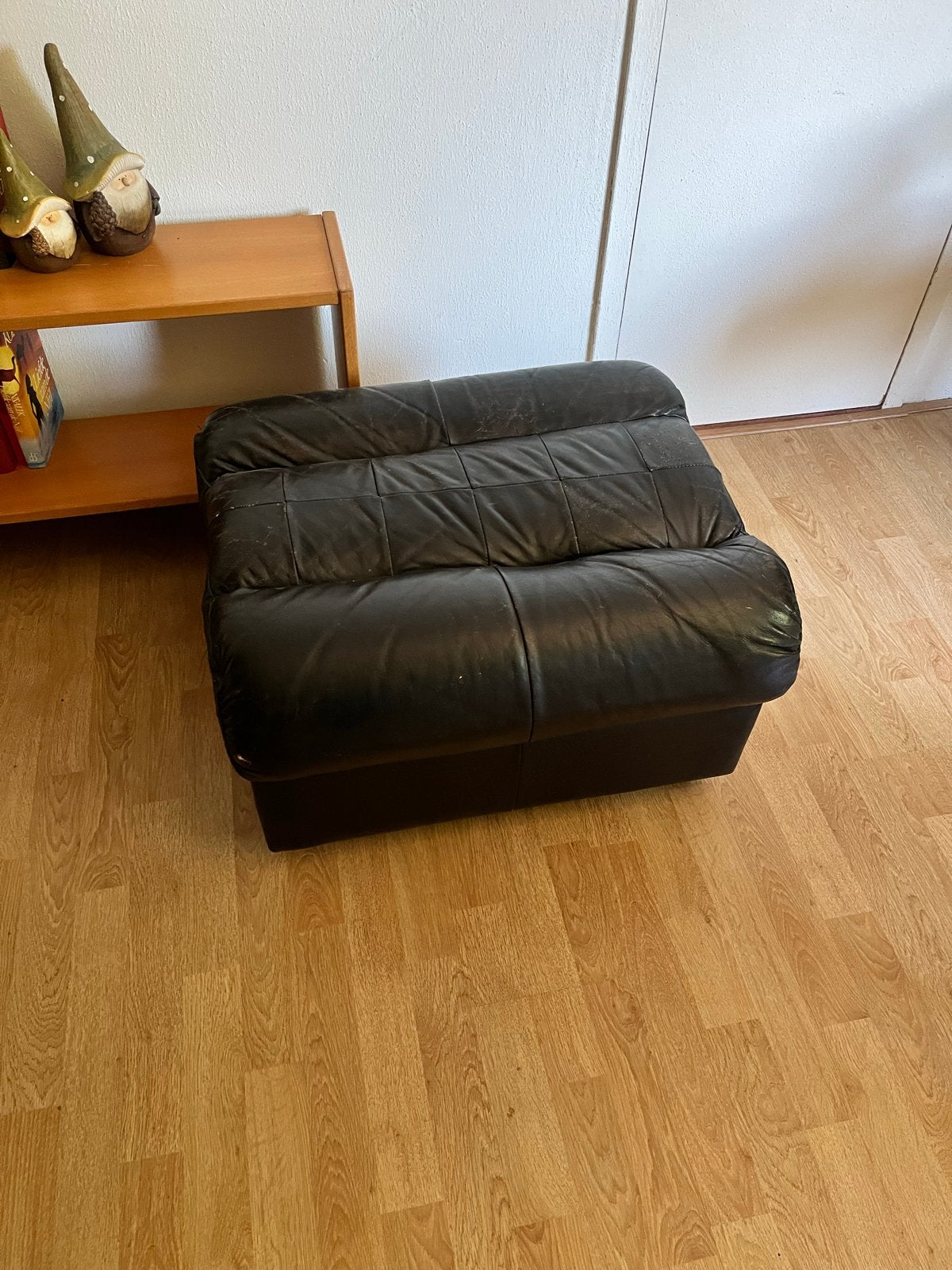 Zwarte leren poef - comfortabel en stijlvol, Ophalen, Gebruikt, Leer, 75 tot 100 cm