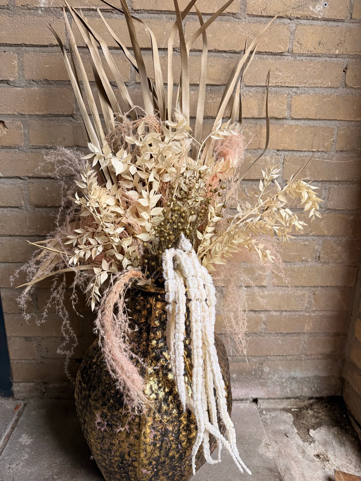 Grote gouden vaas met droogbloemen, Huis en Inrichting, Woonaccessoires | Vazen, Ophalen of Verzenden, Zo goed als nieuw, Metaal