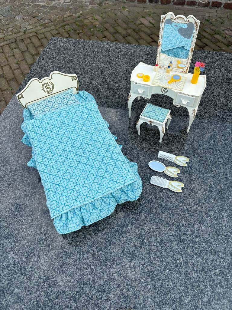 Vintage Poppenbed en Kaptafel Set - Sindy Barbie Meubels, Ophalen of Verzenden, Zo goed als nieuw, Gebruiksvoorwerp