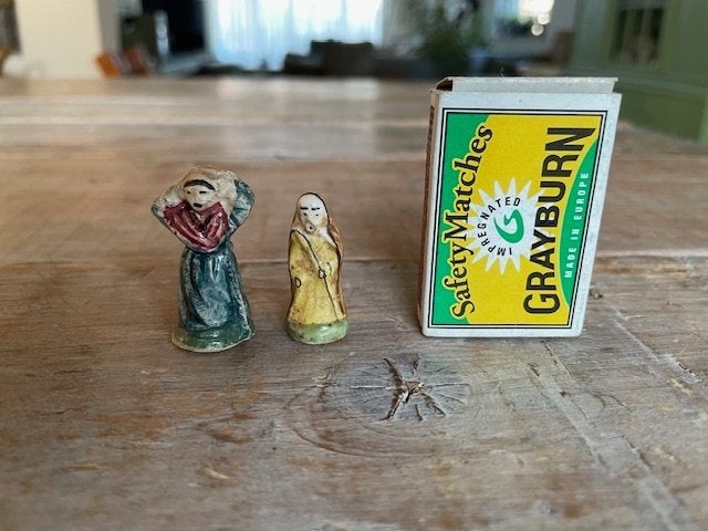 3 x oud Frans miniatuur beeldje. Porselein Feve., Ophalen