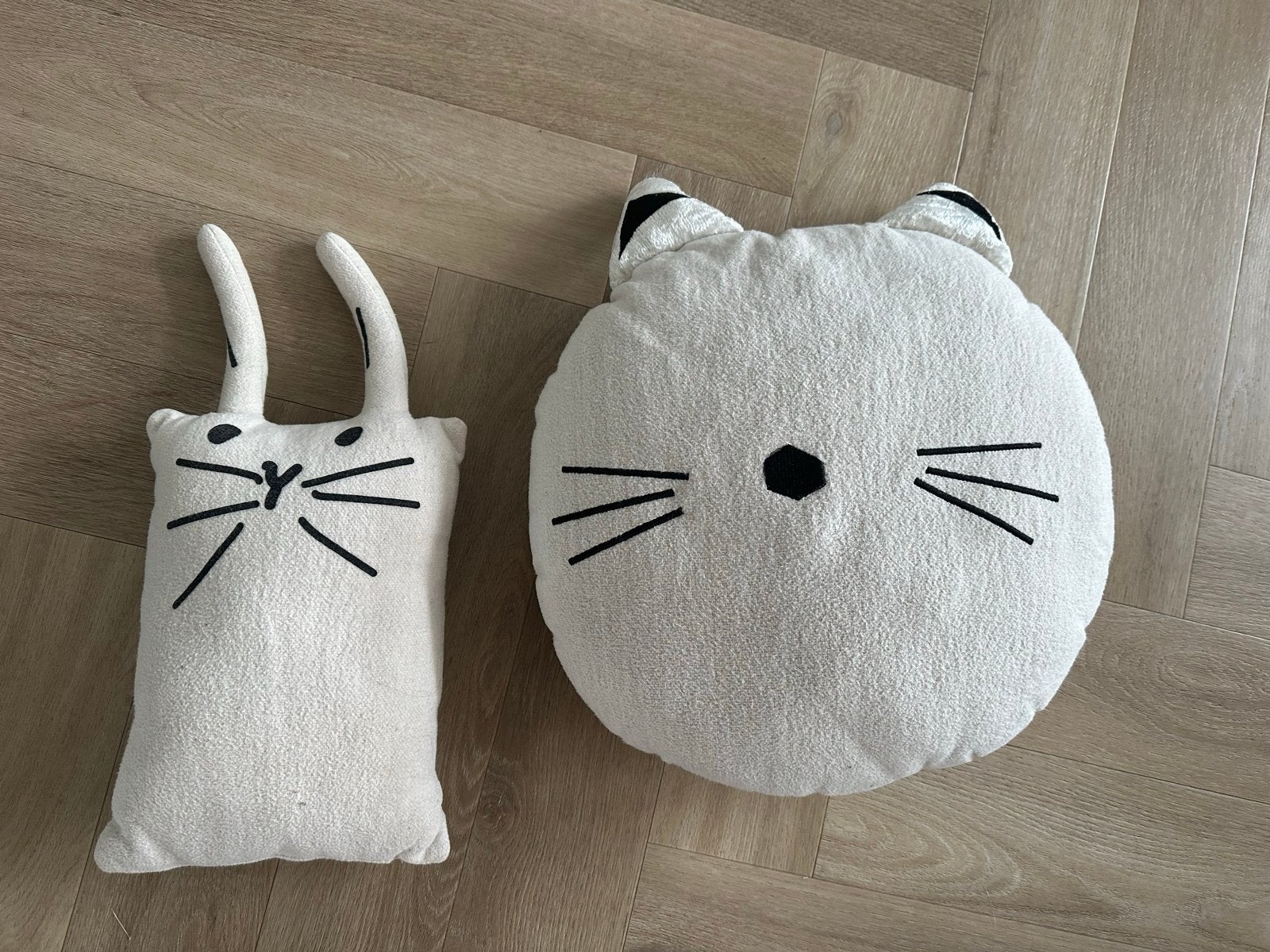 Leuke kussens: konijn en kat - creme, Beige, Ophalen of Verzenden, Gebruikt, Kleed of Kussen