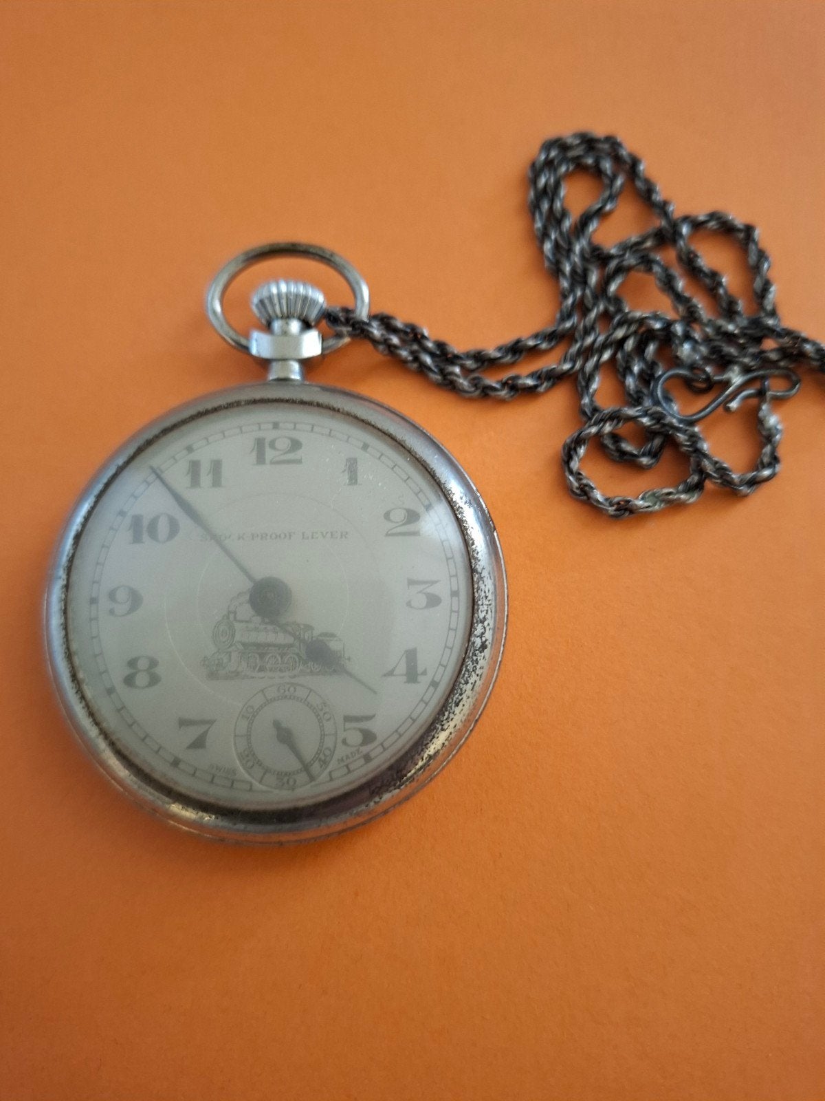 Antiek zakhorloge met trein gravure - Shock-Proof Lever, Antiek en Kunst, Antiek | Klokken, Ophalen of Verzenden
