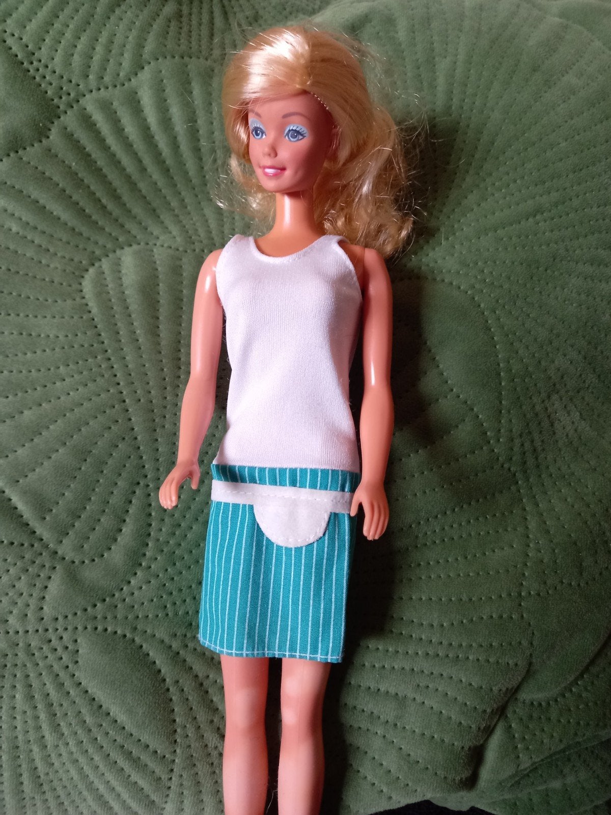 Vintage Barbie Green White Mini Dress #1062 1988, Verzamelen, Verzenden, Gebruikt, Kleertjes