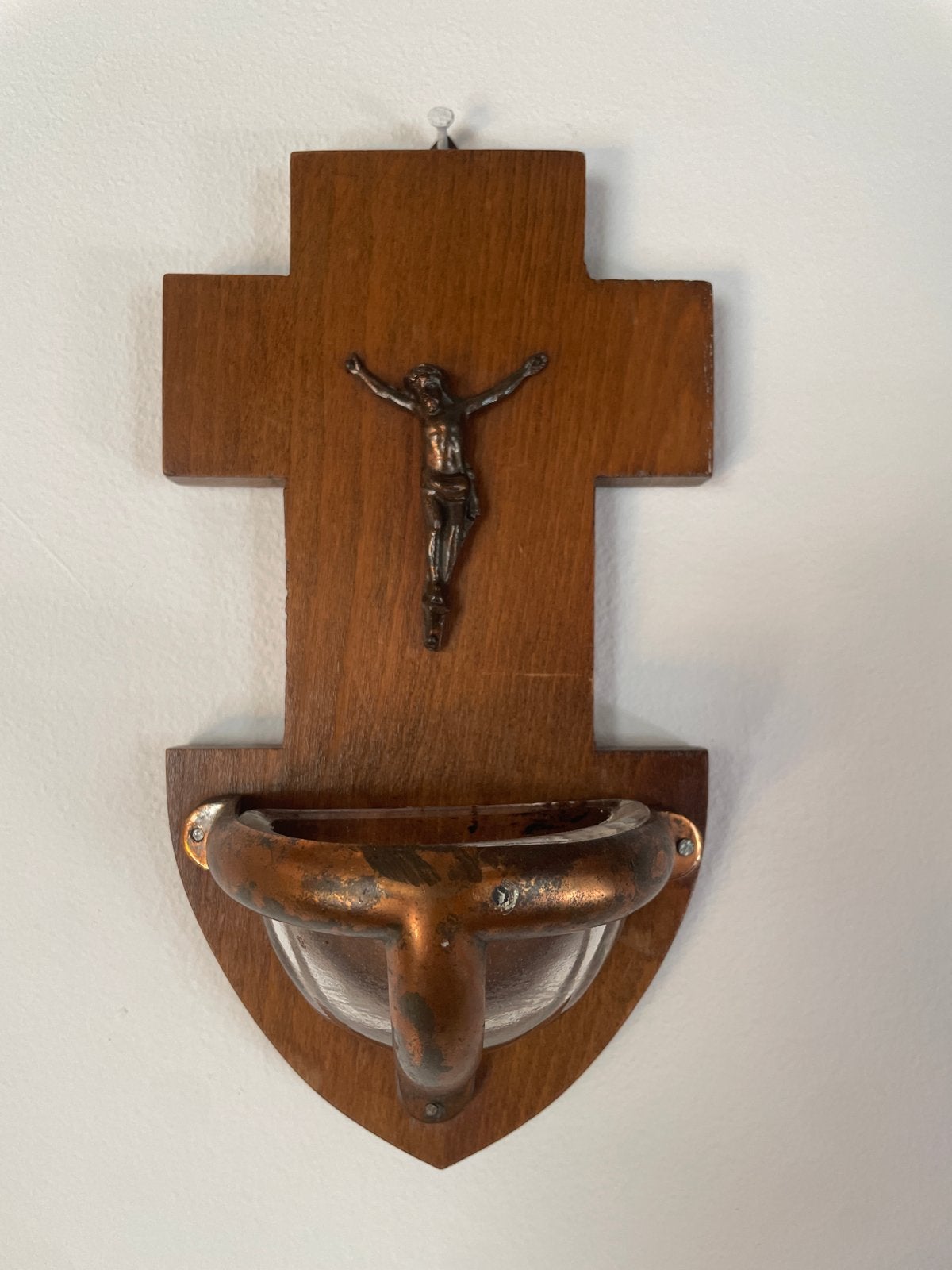 Antiek houten kruis met wijwaterbakje en corpus, Antiek en Kunst, Ophalen of Verzenden
