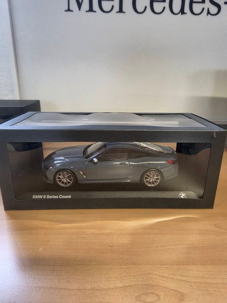 BMW 8 Serie Coupé 1:18 Norev Barcelona Blue in doos, Hobby en Vrije tijd, Ophalen of Verzenden, Zo goed als nieuw, Auto, Norev
