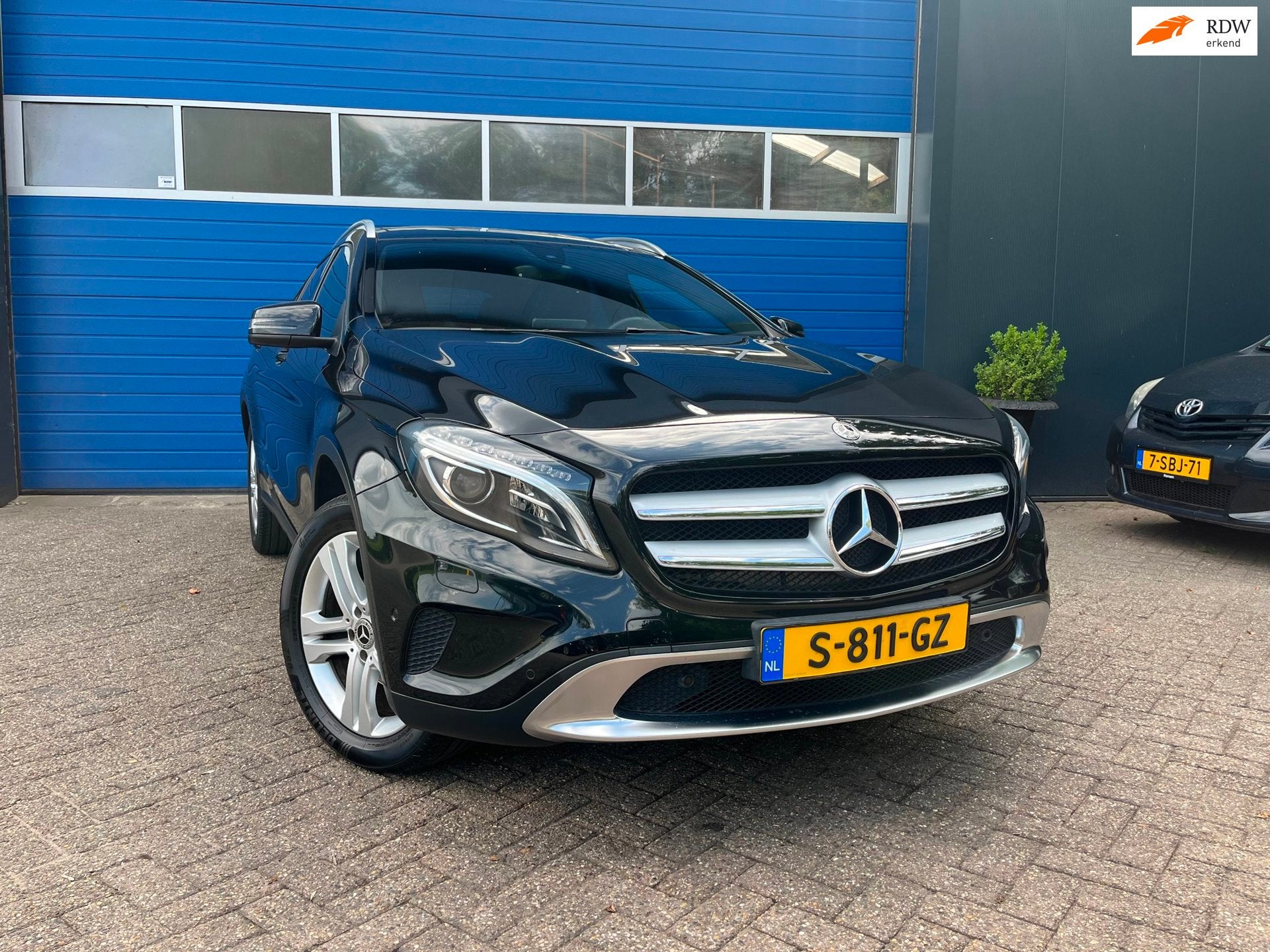 Mercedes-Benz GLA-klasse 180 Premium Plus AUTOMAAT|Pano.Dak, Auto's, Gebruikt, 4 cilinders, 715 kg, Leder en Stof