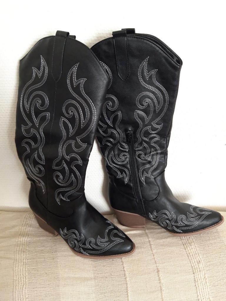 Nieuwe  zwarte   dames cowboy  laarzen met witte versiering, Ophalen of Verzenden, Nieuw, Zwart, Hoge laarzen