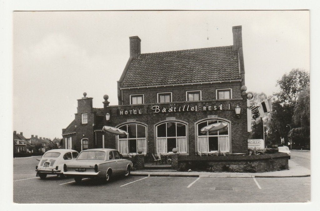 Best - Hotel-Cafe-Restaurant Bastille, met mooie oude auto's, Ophalen of Verzenden, 1960 tot 1980, Ongelopen, Noord-Brabant