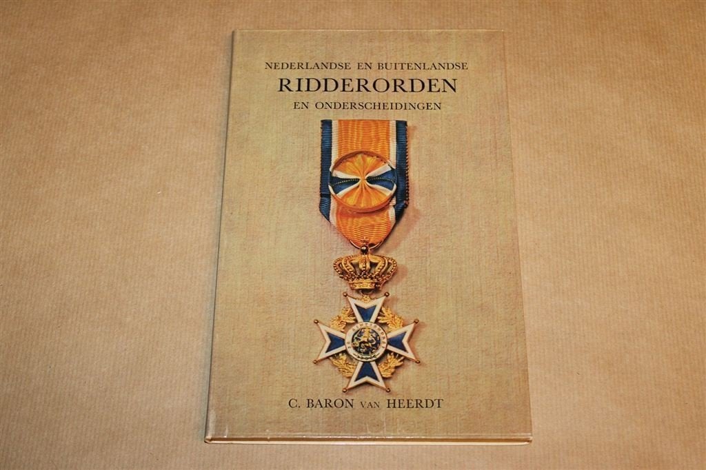 Ridderorden en Onderscheidingen — Naslagwerk 1965, Ophalen of Verzenden, Tweede Wereldoorlog, Gelezen, Overige onderwerpen