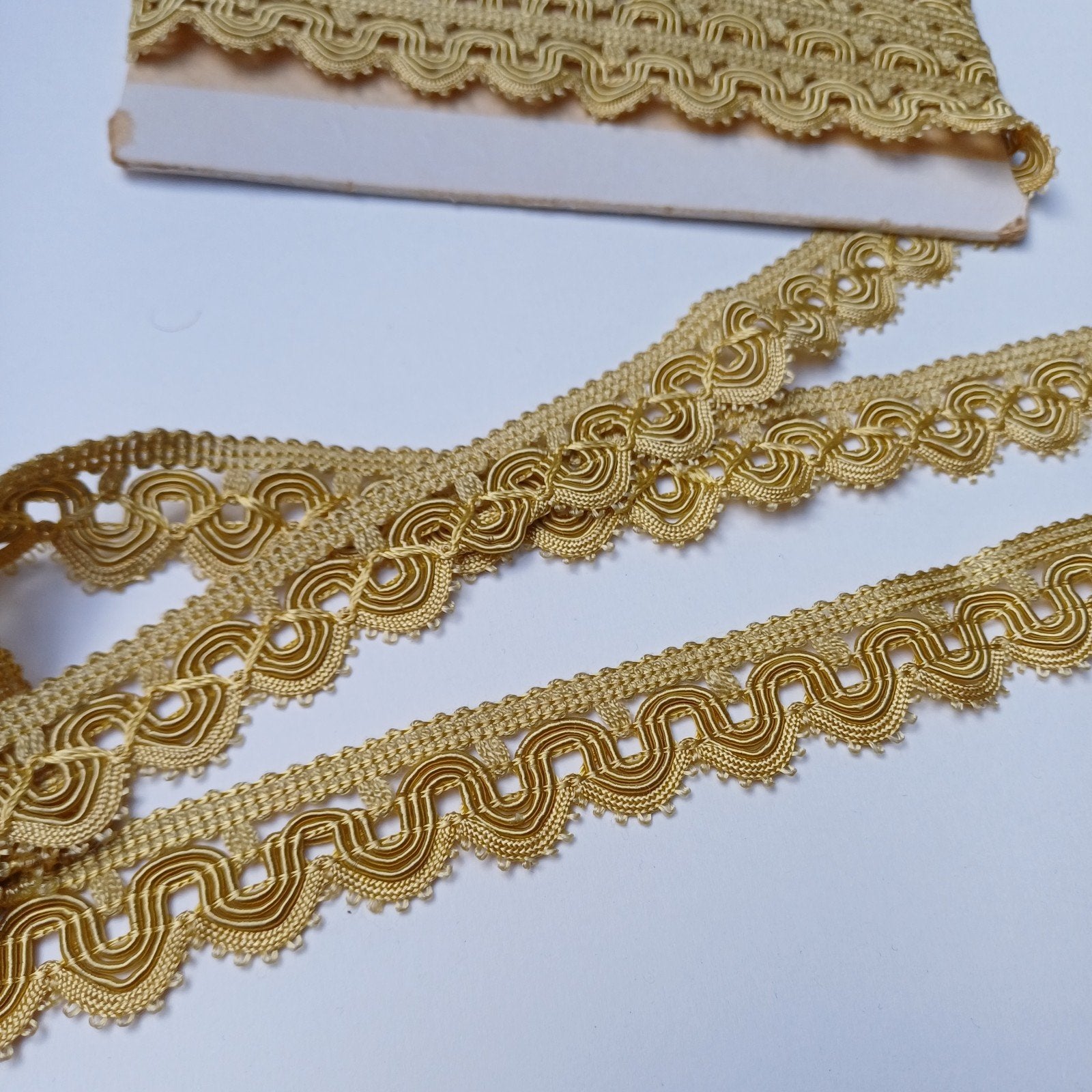 Geel goud band satijn, vintage  lengte 3.45 breed 2/ 2.5 cm, Hobby en Vrije tijd, Naaien en Fournituren, Ophalen of Verzenden