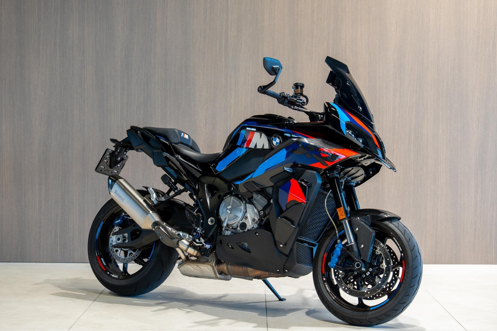 BMW M 1000 XR 2025 M Competition Carbon Akrapovic M GPS Lapt, Motoren, Einsteinlaan 5
2289 CC  Rijswijk, NL, Handvatverwarming
