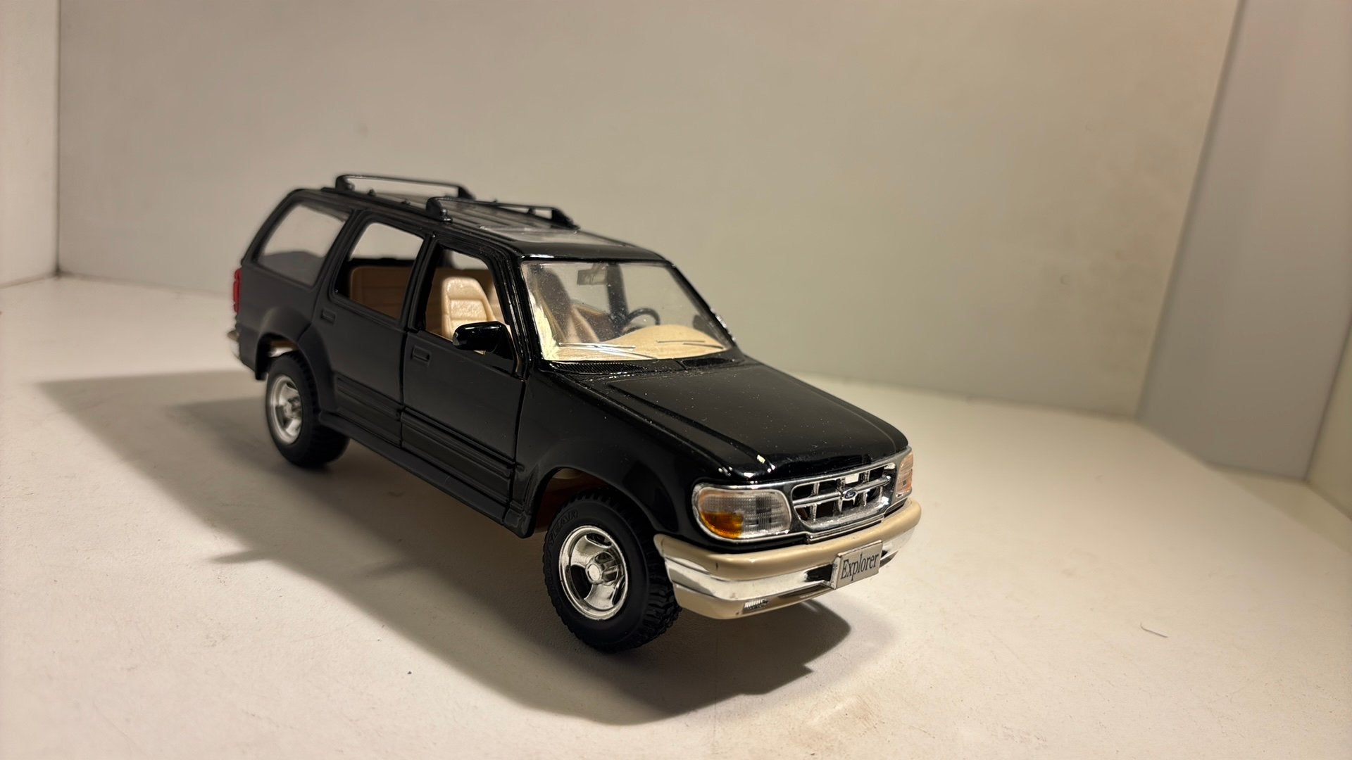 Ford explorer black maisto 1.24, Maisto, Ophalen of Verzenden, A, A