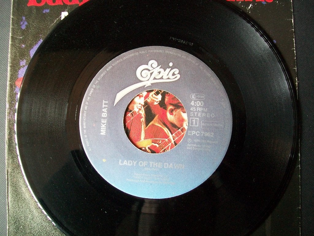 Foto 2 van MIKE BATT met Lady of the Dawn ..(1979) in goede staat