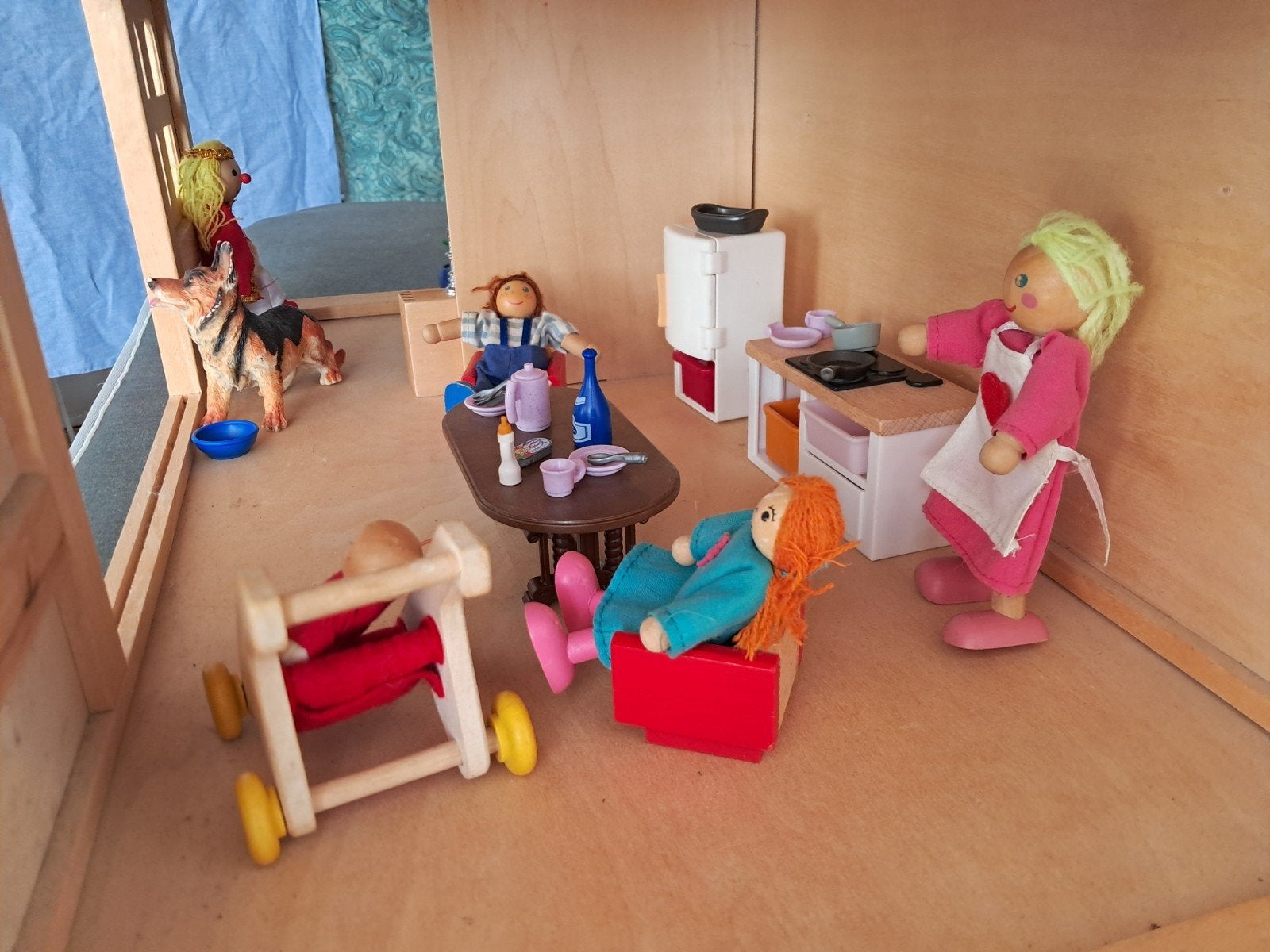 Foto 2 van Groot Playwood Poppenhuis met Meubels Poppetjes & Accessoire