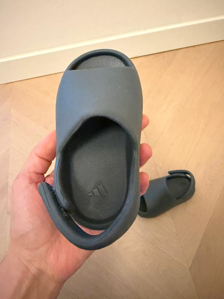 Yeezy slide kids slippers nieuw maat 7K US, Kinderen en Baby's, Ophalen of Verzenden, Nieuw, Jongen of Meisje, Overige typen