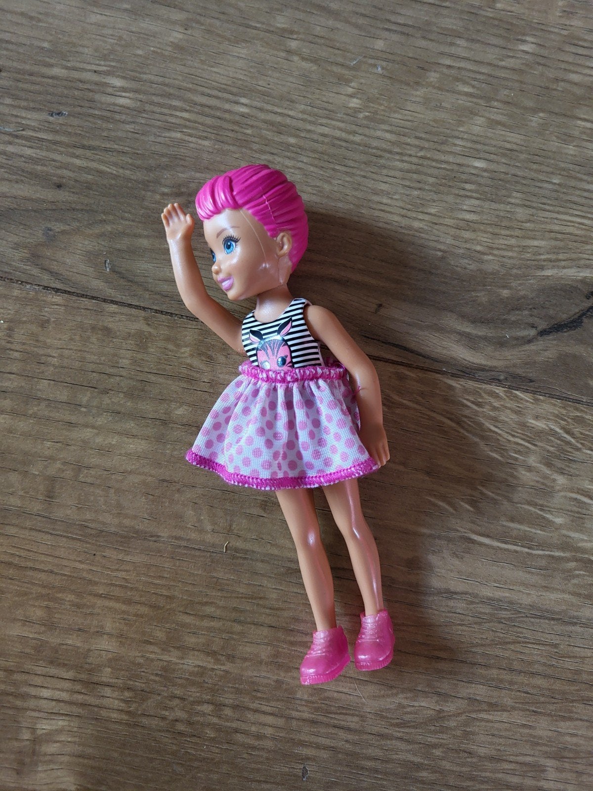 Leuke pop met roze haar en jurkje, Ophalen of Verzenden