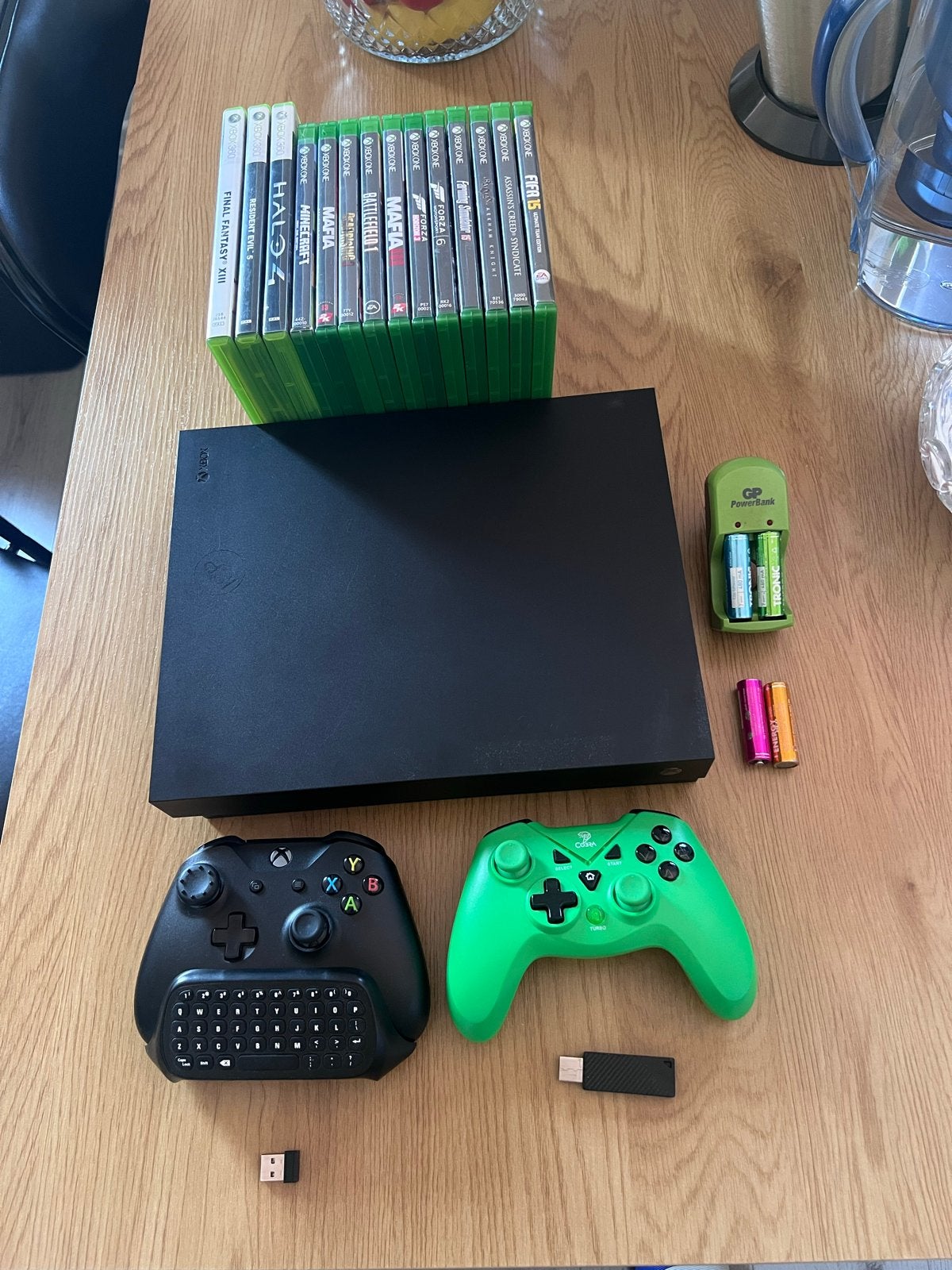 Xbox One X met 2 controllers en 14 games, Ophalen, Met games, Met 2 controllers, Zo goed als nieuw