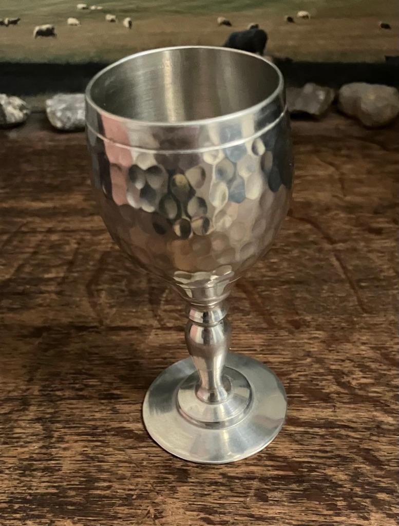Vintage wijnglas/beker van gehamerd Banka Tin Indonesia., Antiek en Kunst, Antiek | Tin, Ophalen of Verzenden