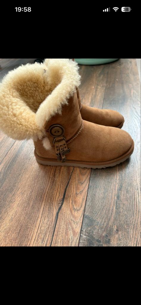 Ugg laarzen bruin met knoop maat 36, Bruin, Lage of Enkellaarzen, Ophalen of Verzenden, Zo goed als nieuw