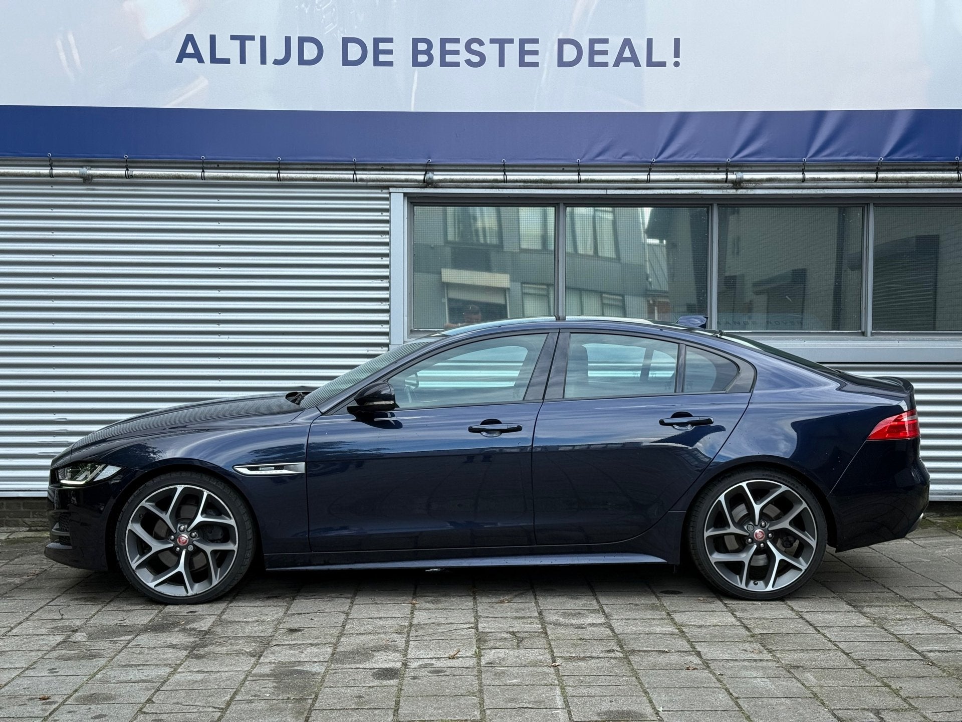 Jaguar XE 2.0t R-Sport l Automaat l Camera l Xenon l, Auto's, Automaat, 4 cilinders, Blauw, Bedrijf