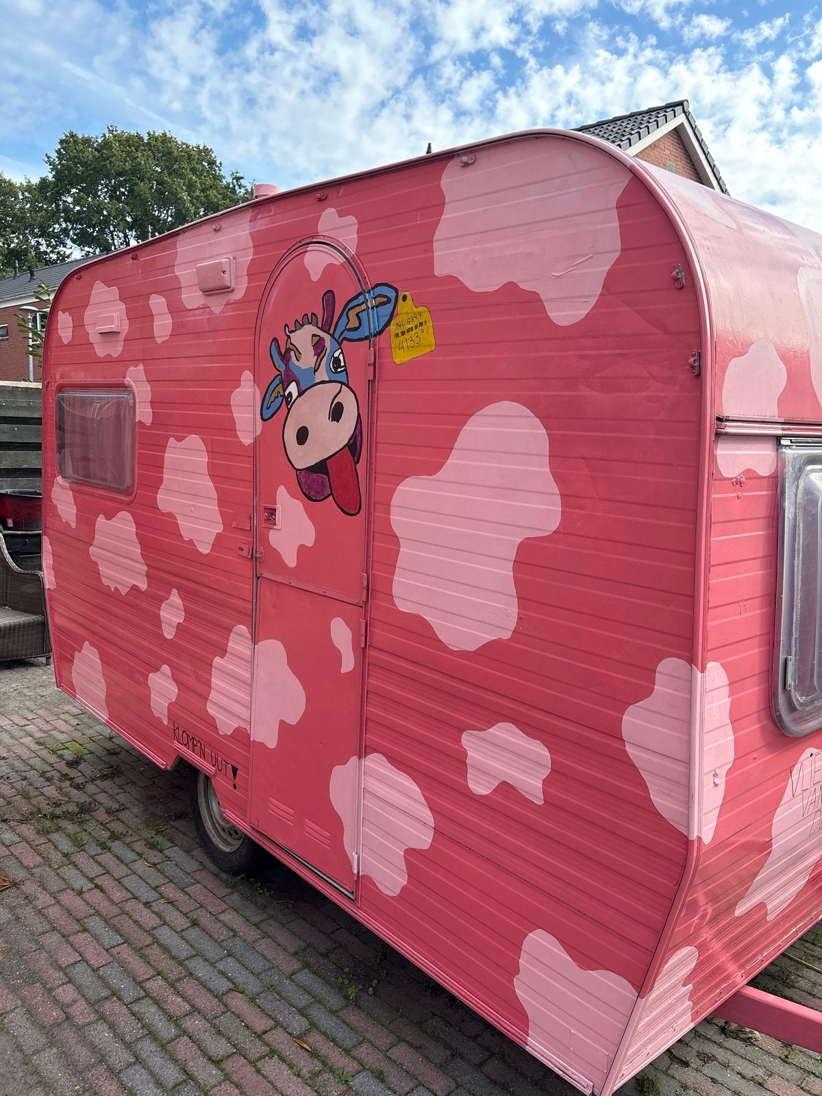 Unieke roze caravan met koeienprint - Ideaal voor festivals!