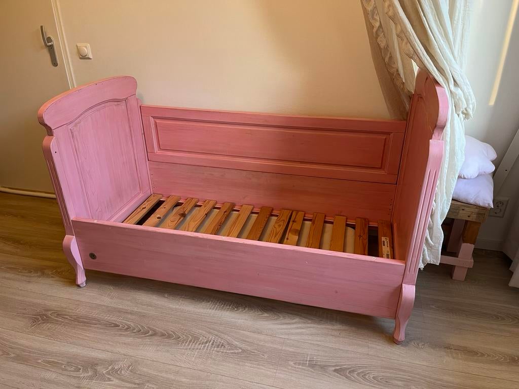 Roze kinderbed (planet little), 85 tot 100 cm, Ophalen of Verzenden, Zo goed als nieuw, Matras