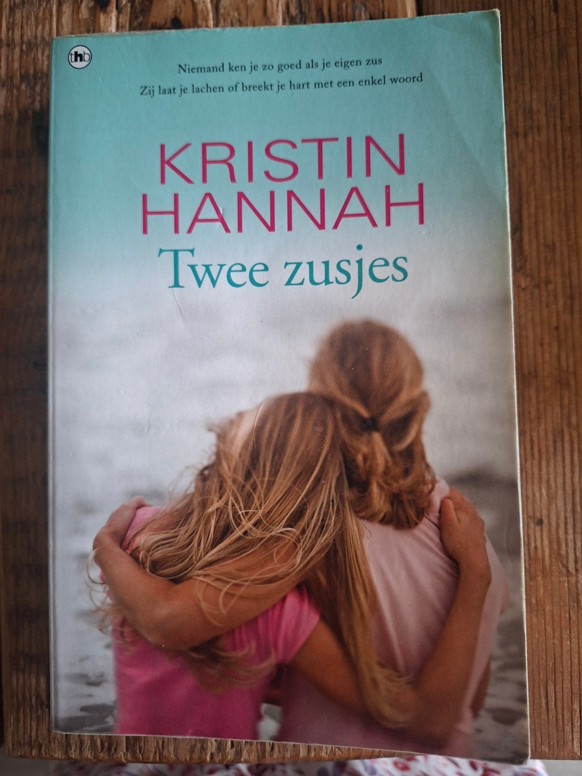kristin hannah  Twee Zusjes, Ophalen of Verzenden, Zo goed als nieuw