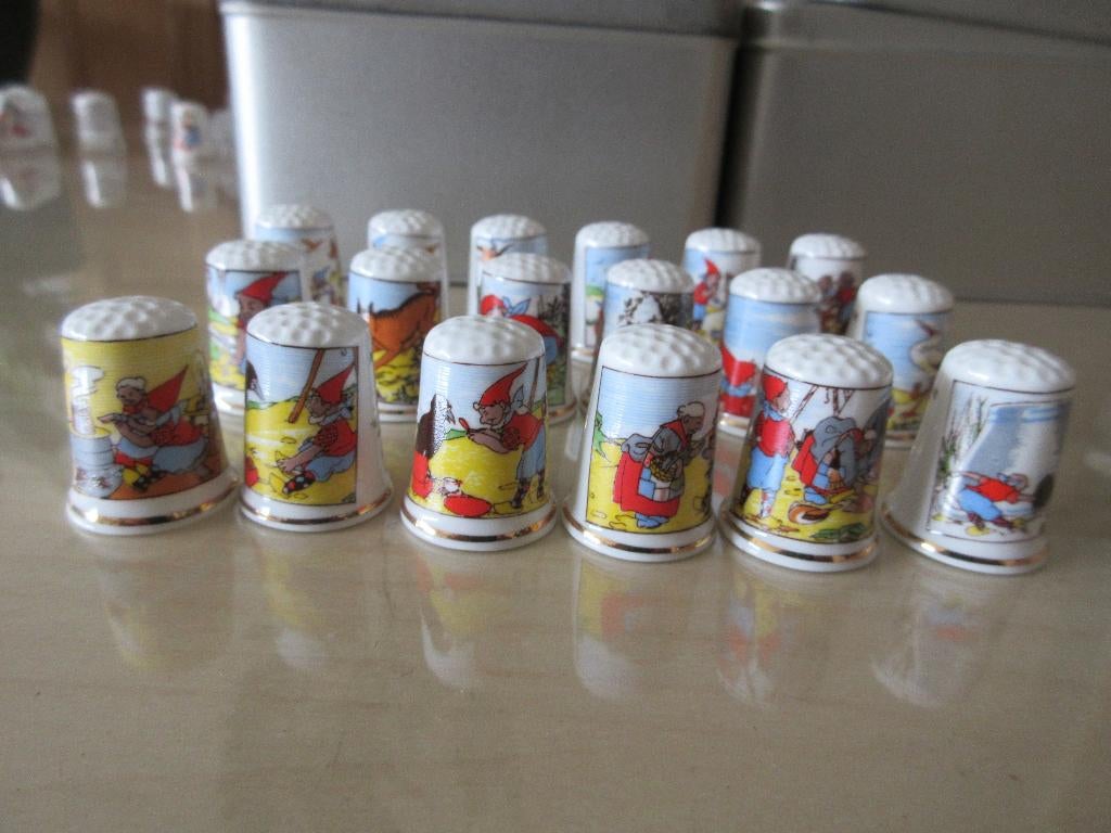 PIGGELMEE Groeit vingerhoedjes.Serie 3 is 18 stuks.Van Nelle, Ophalen of Verzenden, Nieuw, Porselein, Nederland