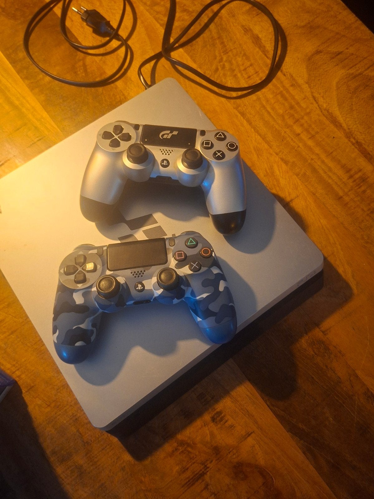 PS4 Slim met 2 controllers en 12 games, Vanaf 18 jaar, Ophalen of Verzenden, Zo goed als nieuw, Eén computer