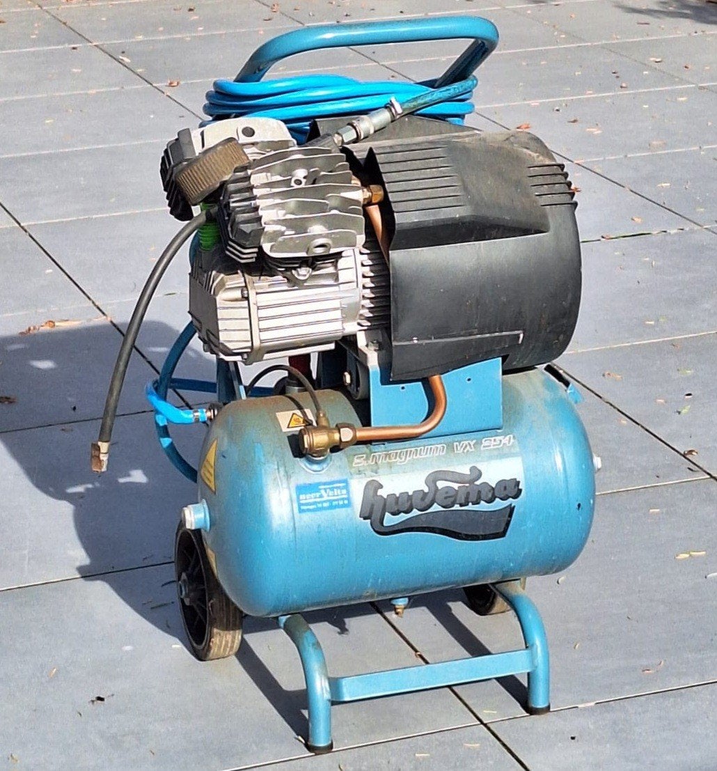 Huvema VX 254 Compressor met Luchtslang, blaaspistool en Ban, Doe-het-zelf en Verbouw, Ophalen, Gebruikt, 6 tot 10 bar, 25 tot 100 liter