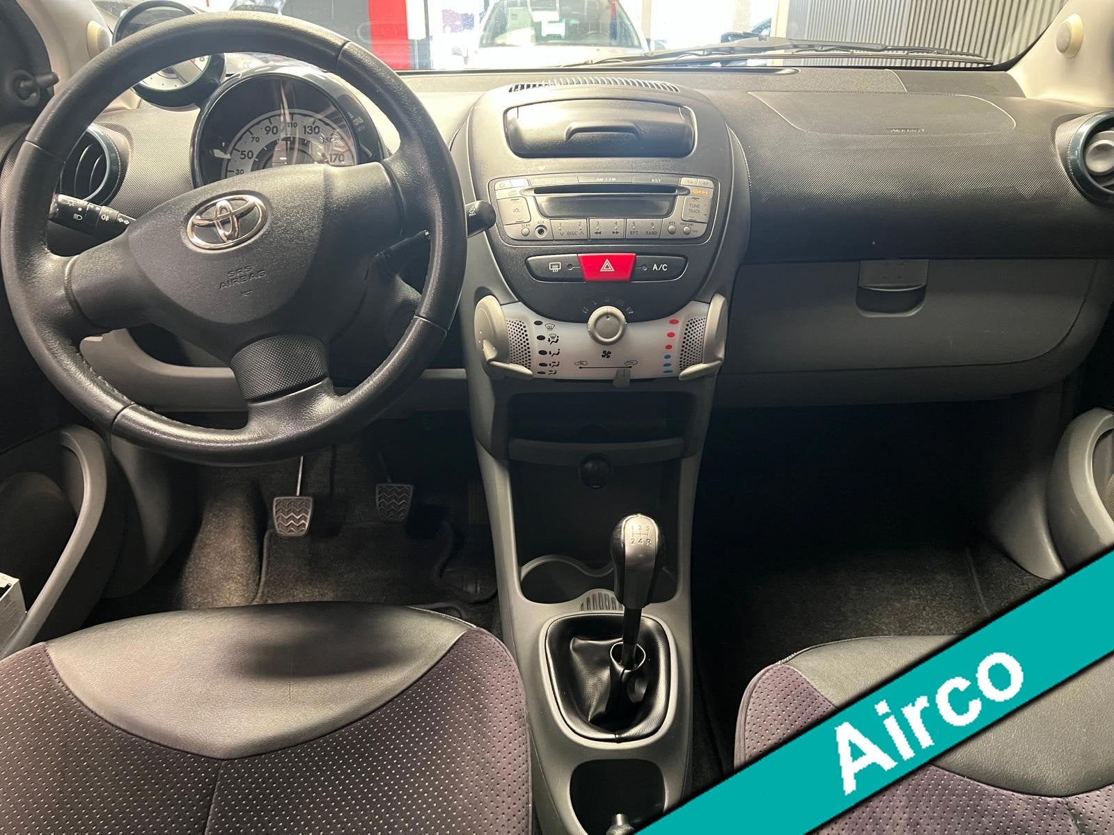 Toyota Aygo 1.0-12V Aspiration Navigator 2e Eigenaar - NAP -, Auto's, Voorwielaandrijving, Gebruikt, 4 stoelen, Alcantara