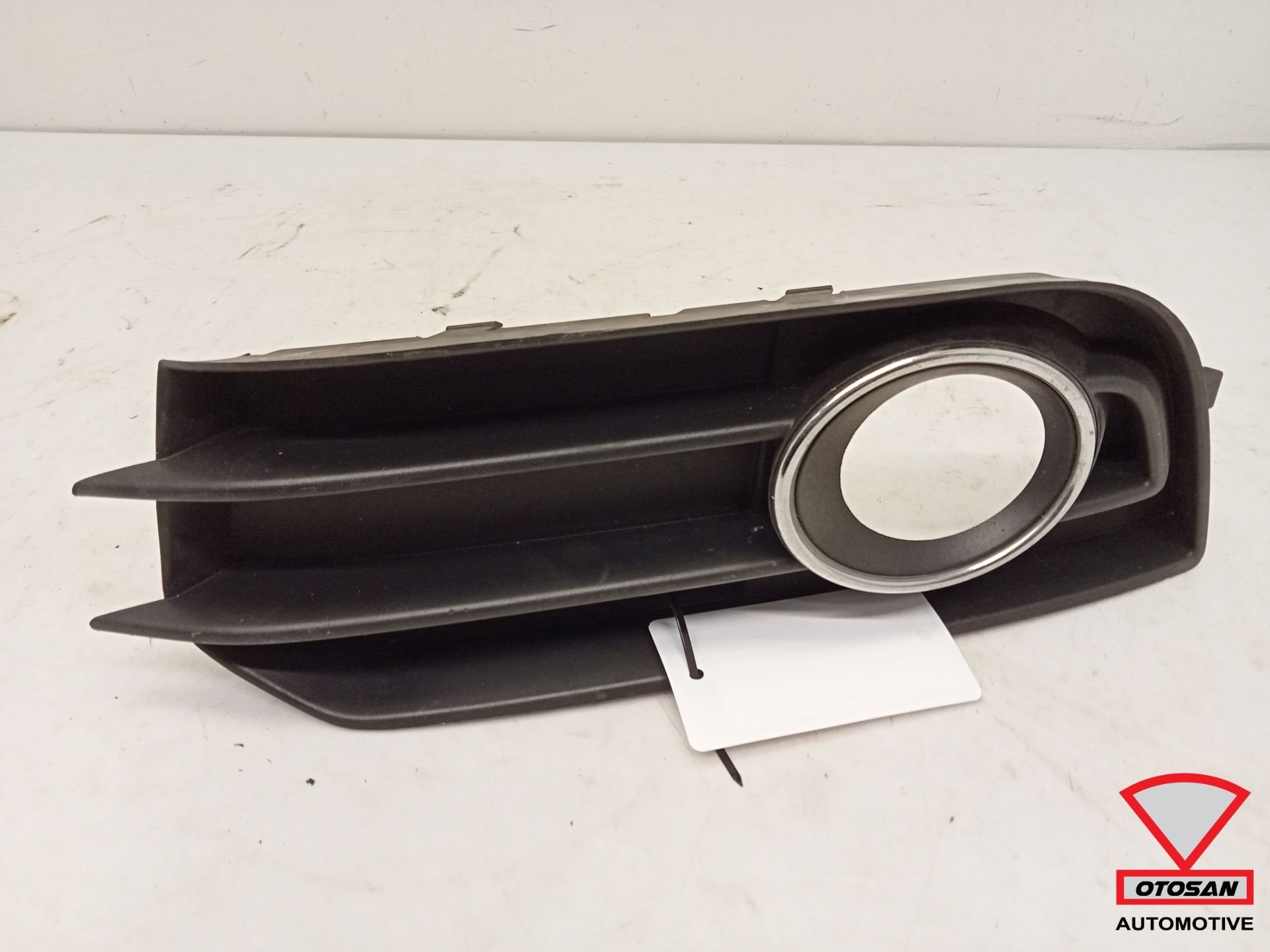 Audi A1 8X Voorbumper Rooster Rechts 8X0807682A, Auto-onderdelen, Gebruikt, Auto-Union-Strasse 1
85045  Ingolstadt, DE, Kundenbetreuung@audi.de