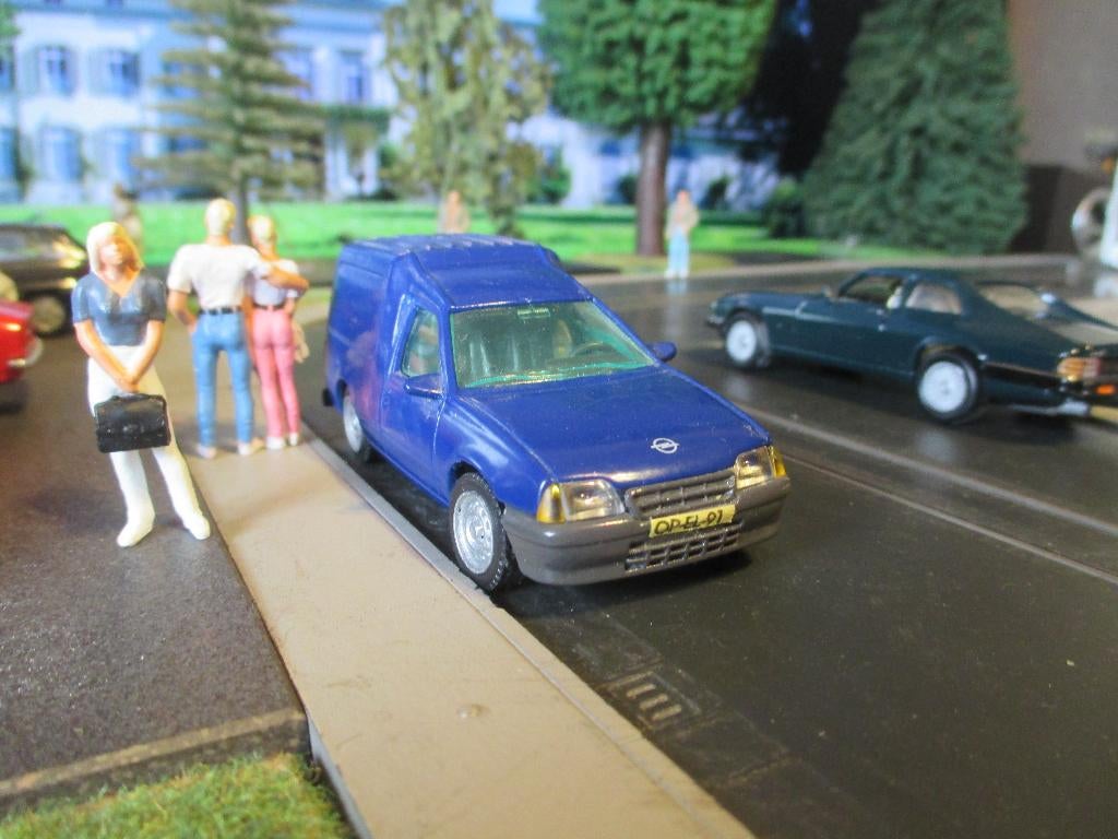 1/43 Opel Kadett Combo - AHC-Doorkey blauw !, Ophalen of Verzenden, Zo goed als nieuw, Auto, Overige merken