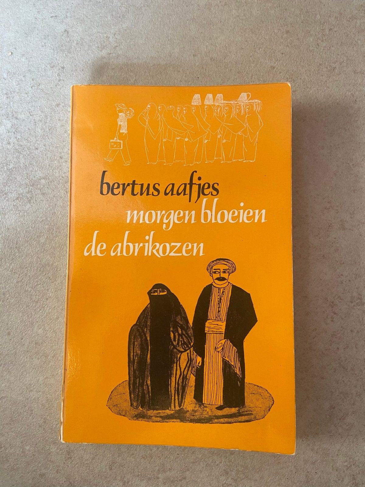 Bertus Aafjes - Morgen Bloeien de Abrikozen (1974), Ophalen of Verzenden, Gelezen, Nederland