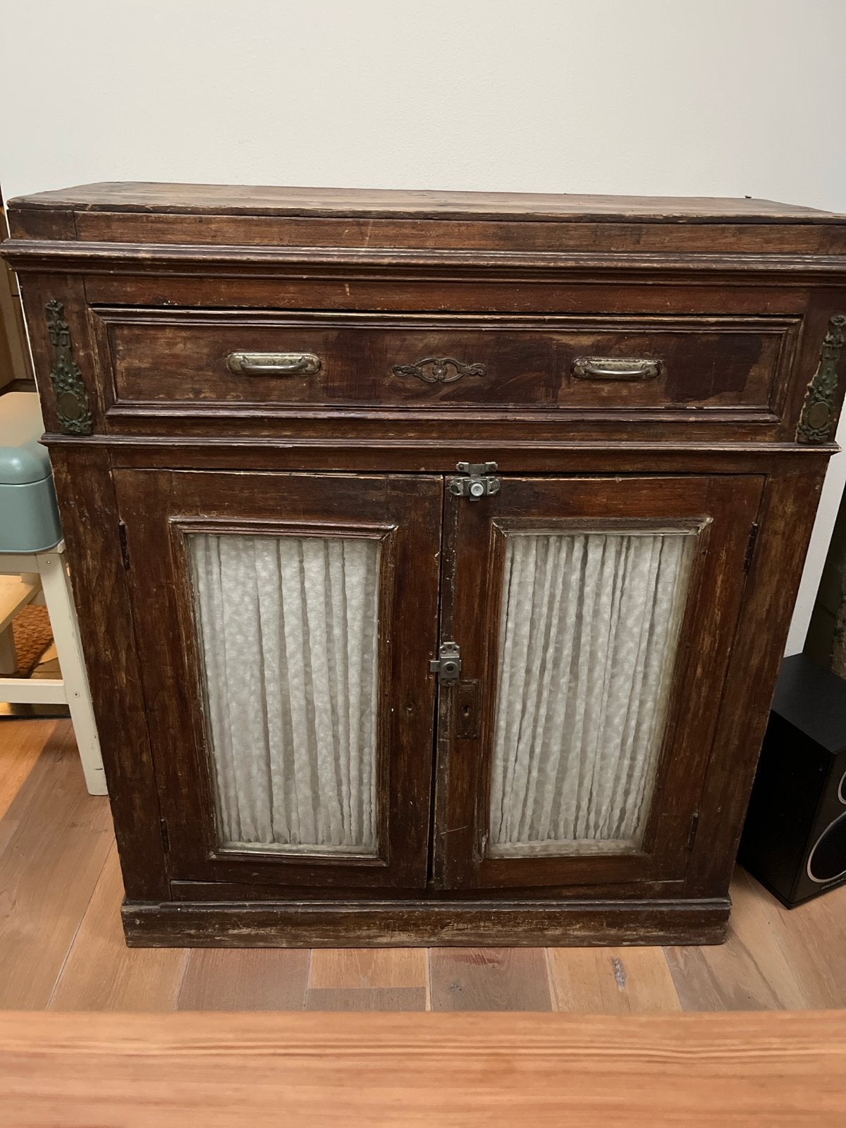 Antieke houten kast met lade en deuren, Ophalen