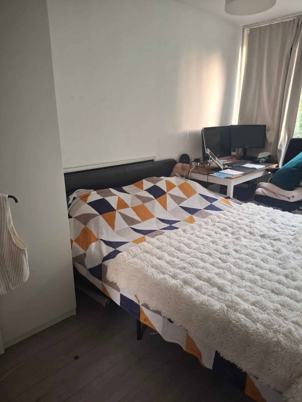 IKEA SLATTUM Gestoffeerd bed 160x200 cm (zwart kunstleer), Ophalen, Tweepersoons, Zo goed als nieuw, 200 cm