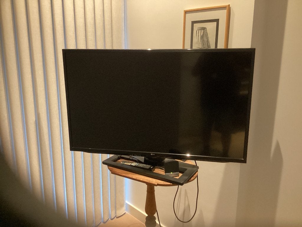 LG TV 42 inch met afstandsbediening en standaard, Ophalen, Gebruikt, 50 Hz, 80 tot 100 cm