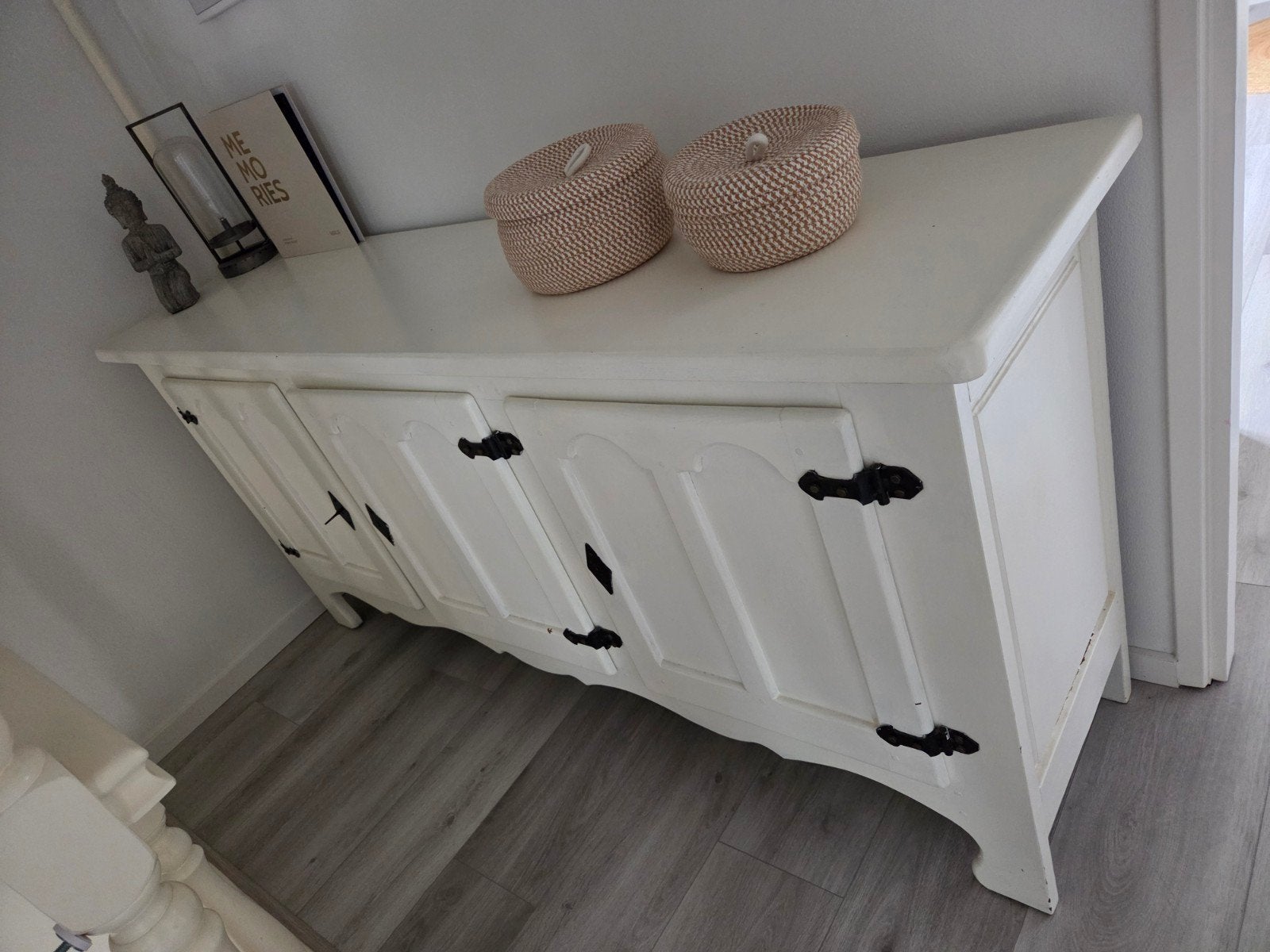 Wit dressoir met 3 deuren en smeedijzeren beslag, Gebruikt, 150 tot 200 cm, Ophalen of Verzenden, Landelijke stijl